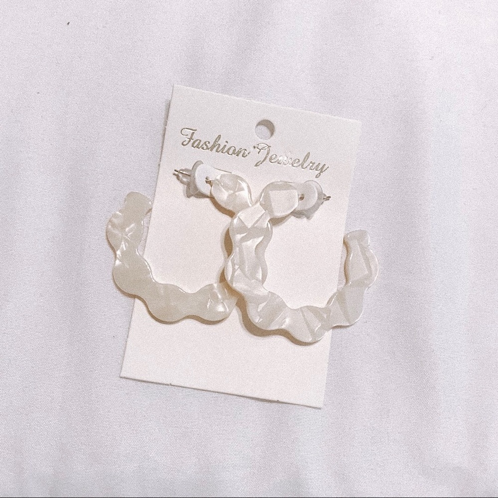 White Scalloped Fashion Earrings